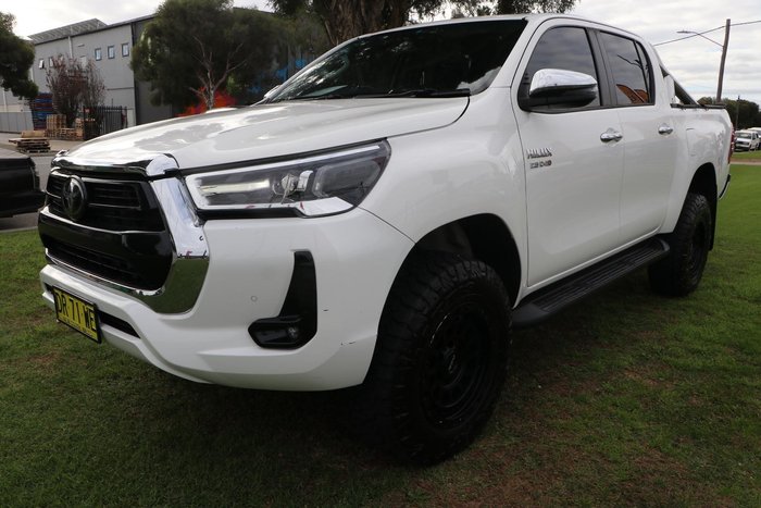 2022 Toyota Hilux SR5