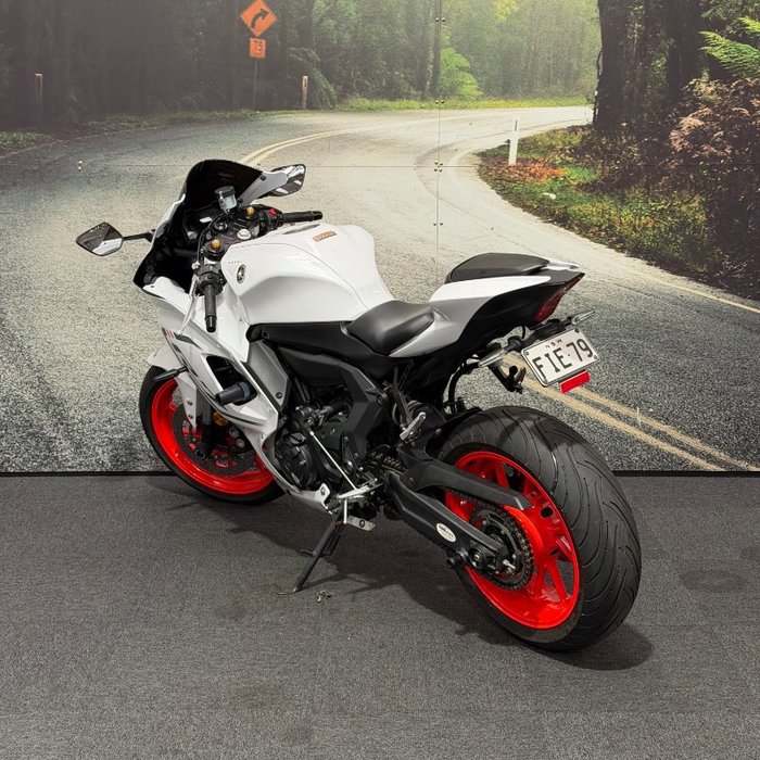 2023 Yamaha YZF-R7LA White