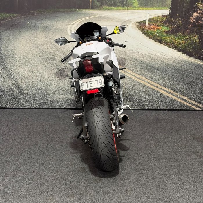 2023 Yamaha YZF-R7LA White