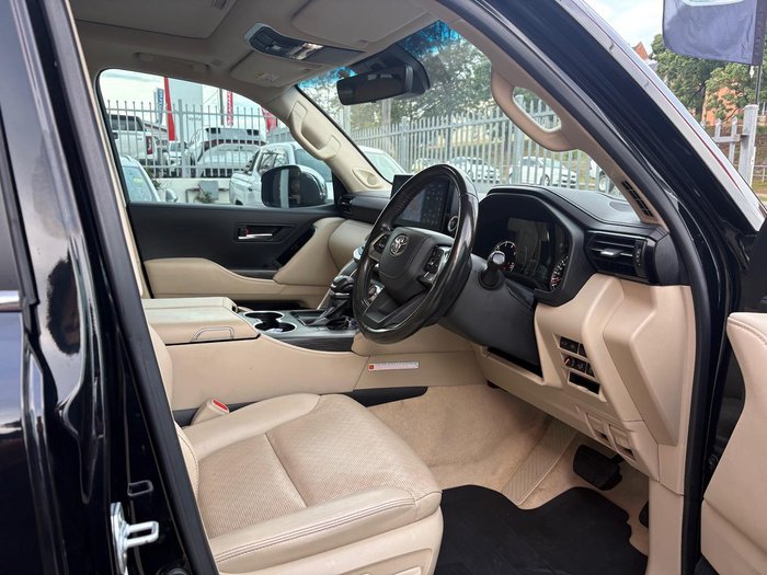 2023 Toyota Landcruiser Sahara ZX