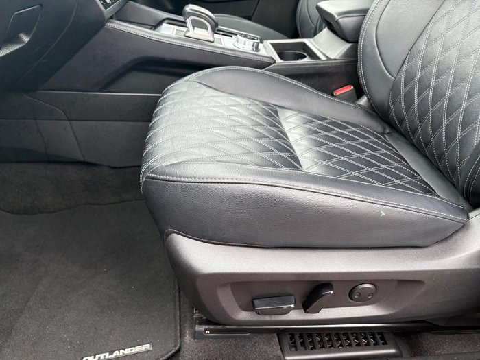 2023 Mitsubishi Outlander Exceed
