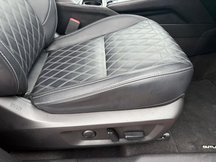 2023 Mitsubishi Outlander Exceed