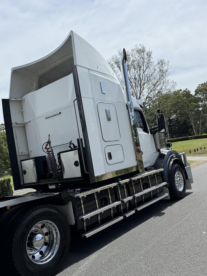 2023 Kenworth T610 SAR White