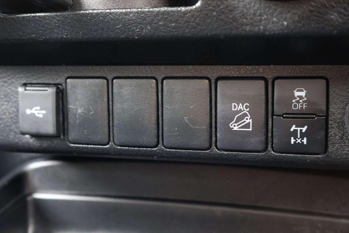 2025 Toyota Hilux SR