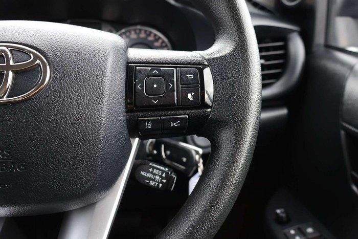 2025 Toyota Hilux SR