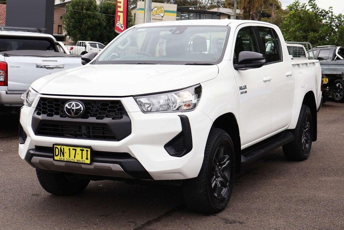 2025 Toyota Hilux SR