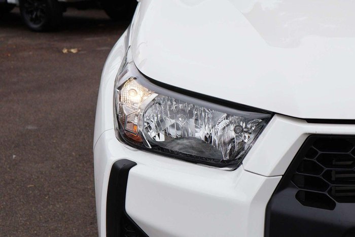 2025 Toyota Hilux SR