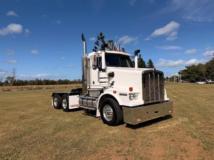 2010 Kenworth T600 Series T658 White