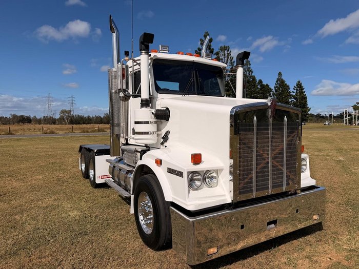 2010 Kenworth T600 Series T658 White