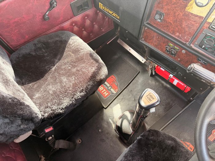 2010 Kenworth T600 Series T658 White