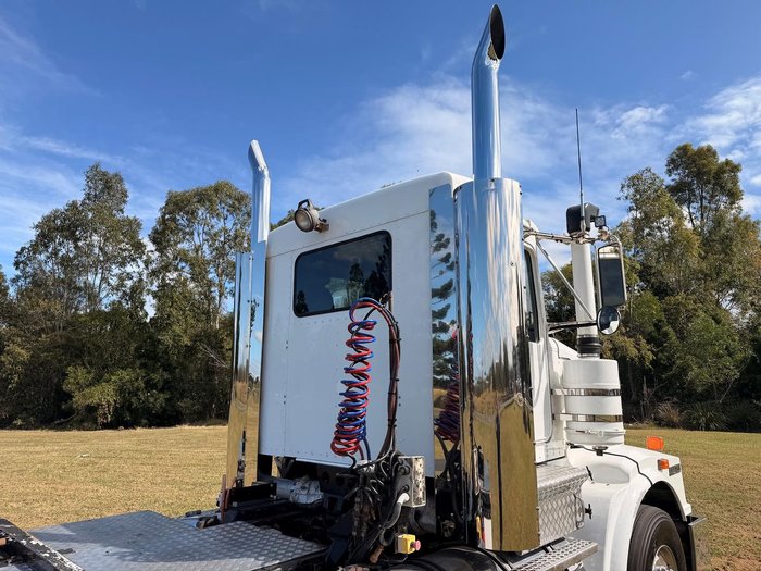 2010 Kenworth T600 Series T658 White