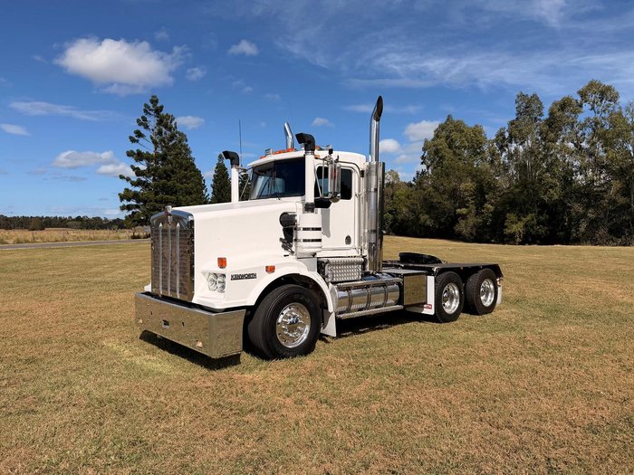 2010 Kenworth T600 Series T658 White