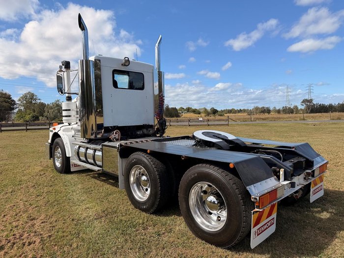 2010 Kenworth T600 Series T658 White