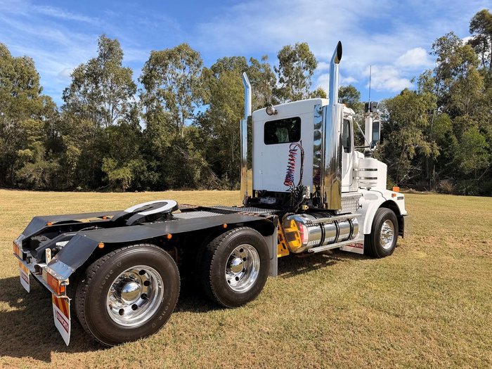 2010 Kenworth T600 Series T658 White