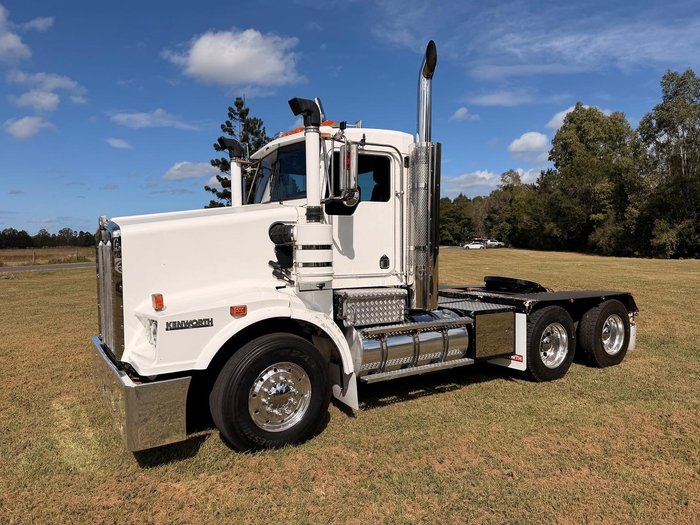 2010 Kenworth T600 Series T658 White