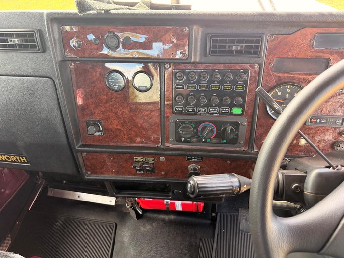 2010 Kenworth T600 Series T658 White