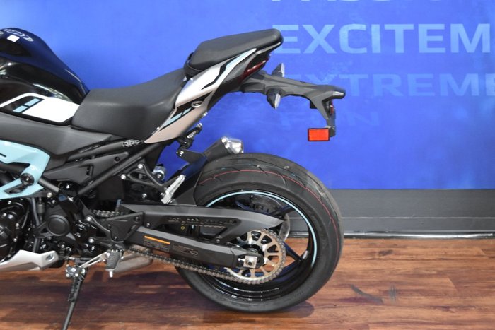 2025 Kawasaki 2025 KAWASAKI 900CC ZR900 (ZR900SSFAN) Silver