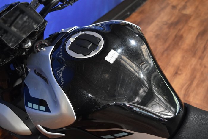 2025 Kawasaki 2025 KAWASAKI 900CC ZR900 (ZR900SSFAN) Silver