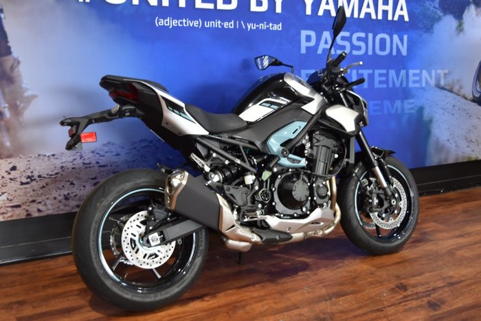 2025 Kawasaki 2025 KAWASAKI 900CC ZR900 (ZR900SSFAN) Silver