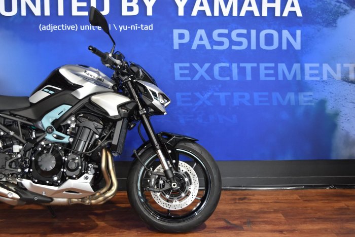 2025 Kawasaki 2025 KAWASAKI 900CC ZR900 (ZR900SSFAN) Silver