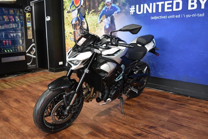 2025 Kawasaki 2025 KAWASAKI 900CC ZR900 (ZR900SSFAN) Silver