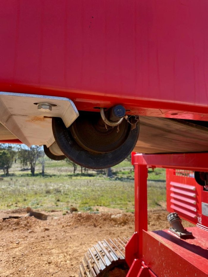2023 Comet TC9020 Red