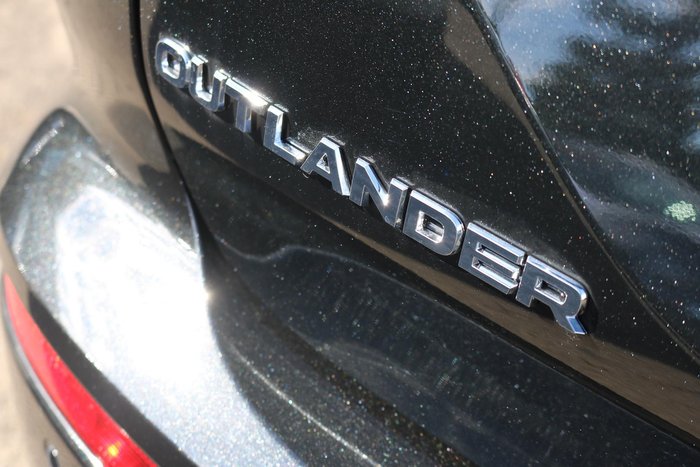 2025 Mitsubishi Outlander ES