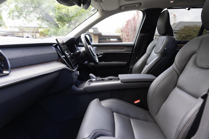 2025 Volvo XC90 Ultra B5 Dark