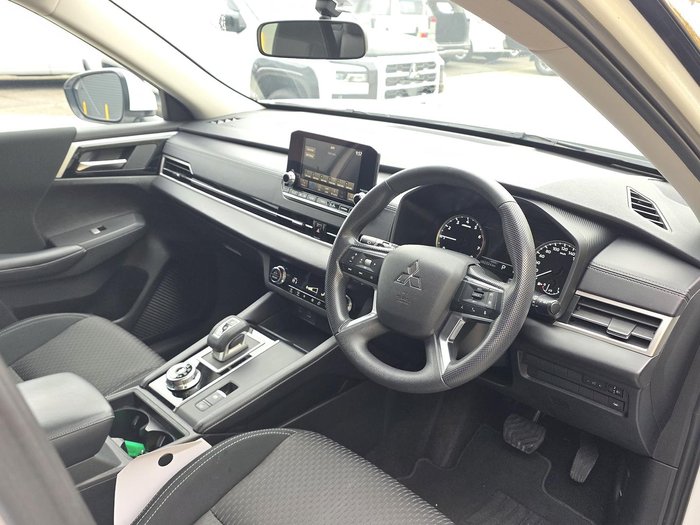 2023 Mitsubishi Outlander ES