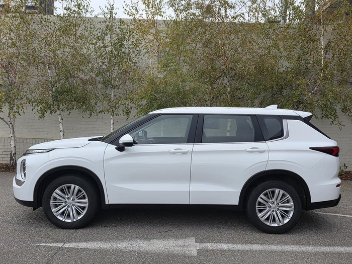 2023 Mitsubishi Outlander ES