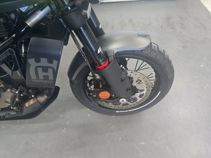 2025 Husqvarna SVARTPILEN 401 Black