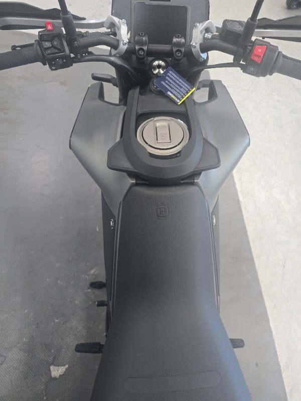 2025 Husqvarna SVARTPILEN 401 Black