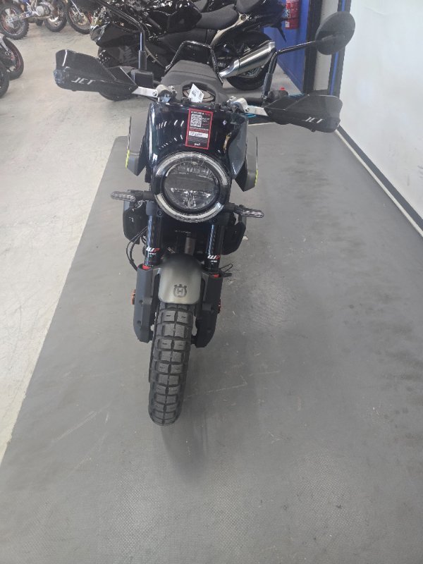 2025 Husqvarna SVARTPILEN 401 Black