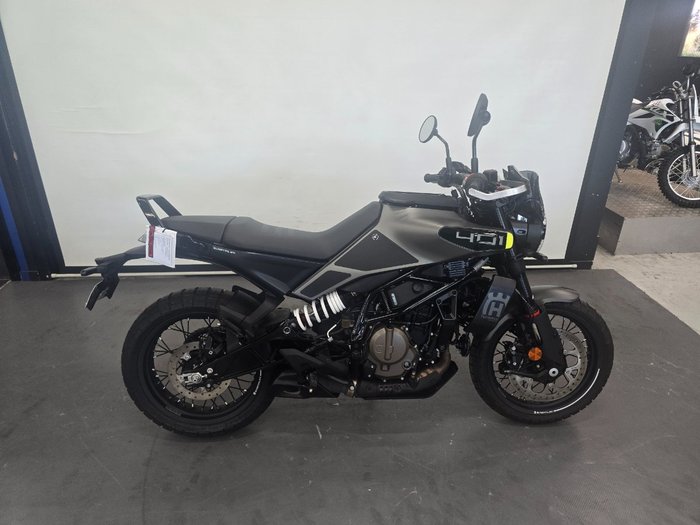 2025 Husqvarna SVARTPILEN 401 Black