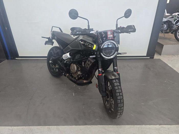 2025 Husqvarna SVARTPILEN 401 Black