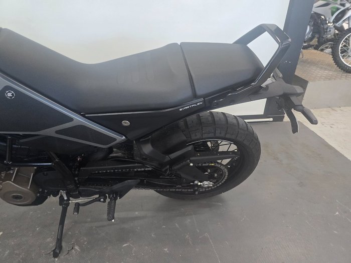 2025 Husqvarna SVARTPILEN 401 Black