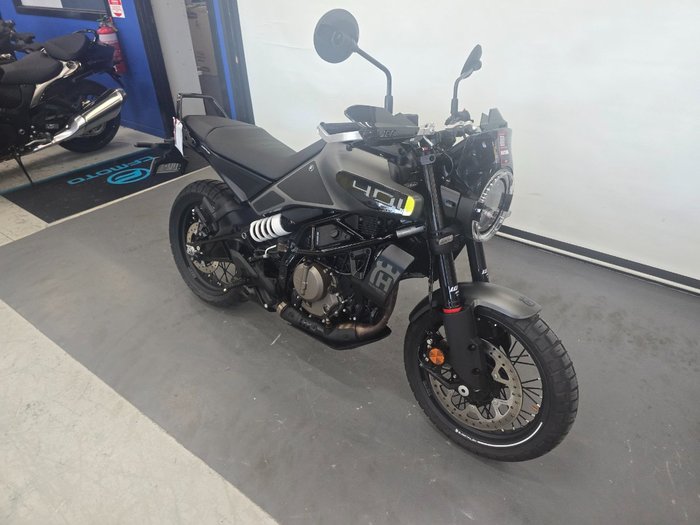 2025 Husqvarna SVARTPILEN 401 Black