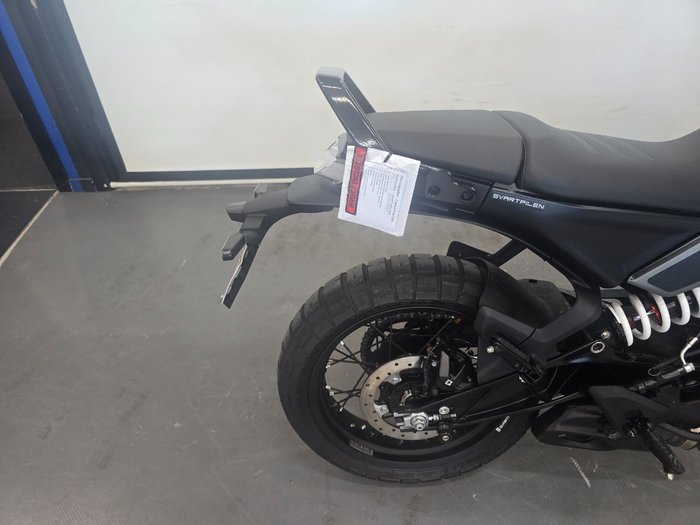 2025 Husqvarna SVARTPILEN 401 Black