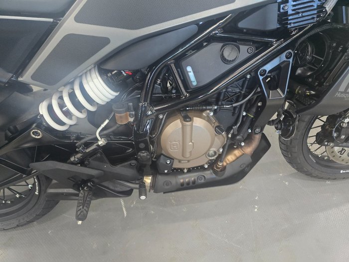 2025 Husqvarna SVARTPILEN 401 Black