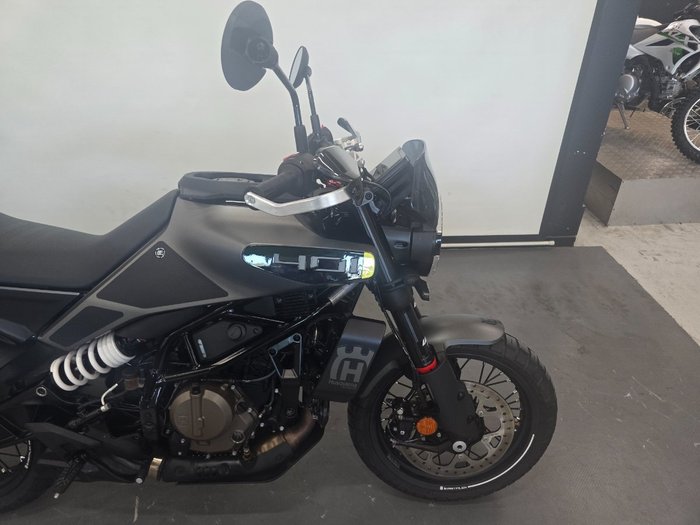 2025 Husqvarna SVARTPILEN 401 Black