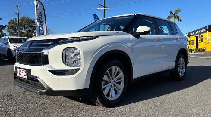 2025 Mitsubishi Outlander ES
