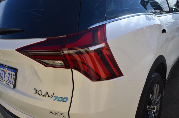 2023 Mahindra XUV700 AX7L