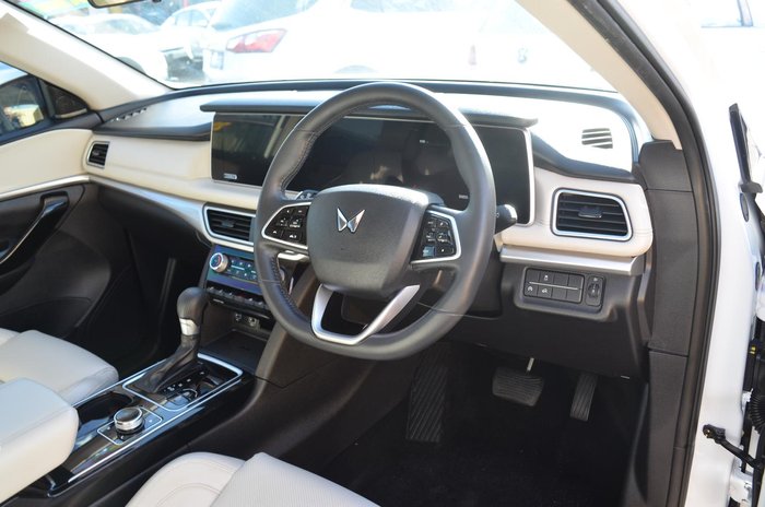 2023 Mahindra XUV700 AX7L