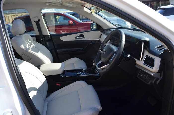 2023 Mahindra XUV700 AX7L