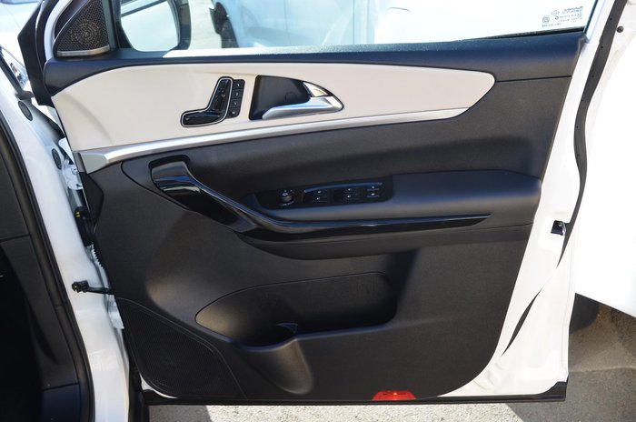 2023 Mahindra XUV700 AX7L