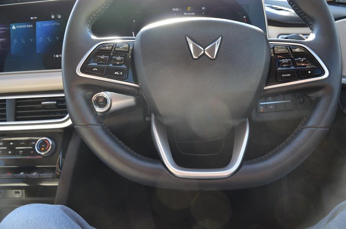 2023 Mahindra XUV700 AX7L