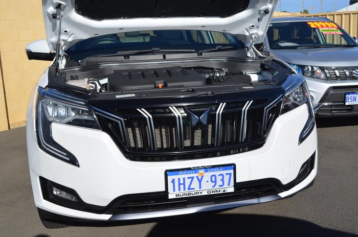 2023 Mahindra XUV700 AX7L
