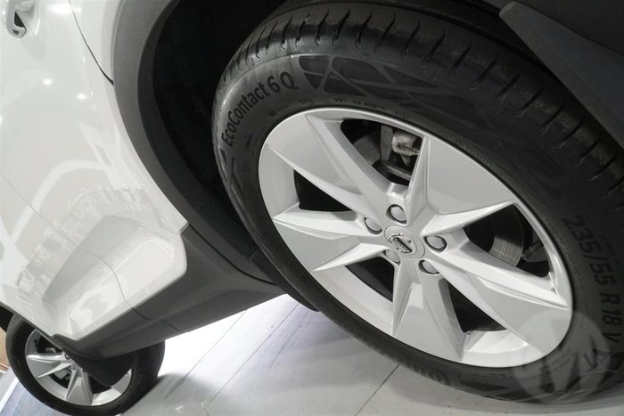 2025 Volvo XC40 Plus B4