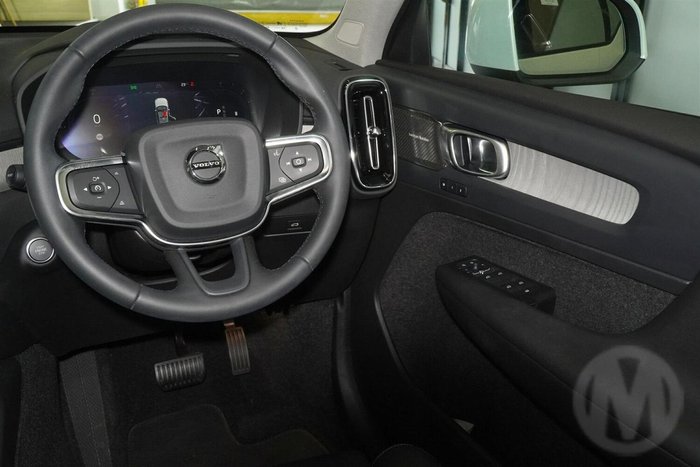 2025 Volvo XC40 Plus B4