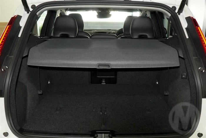 2025 Volvo XC40 Plus B4